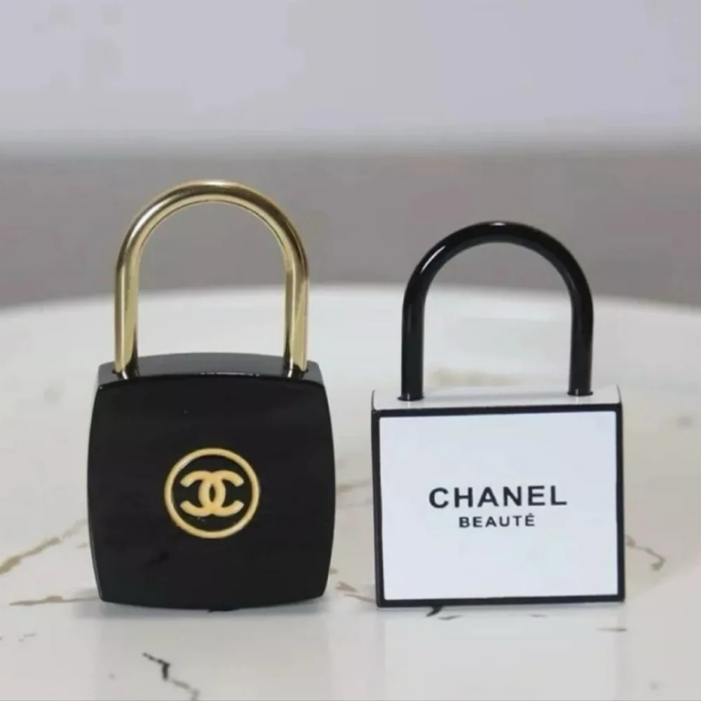 'CHANEL' DOÙBLE LOCK & KEY BOXED GIFT SET w 'CHANEL' GIFT BAG BLACK CAMILĹA ÌÌ - Picture 11 of 16